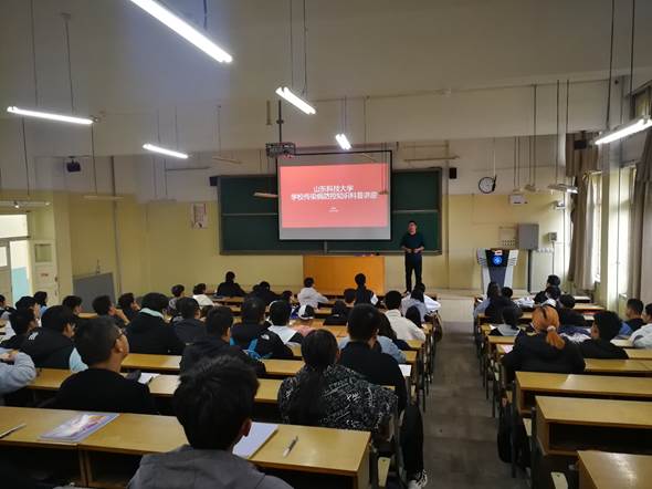 会议室里的人们描述已自动生成