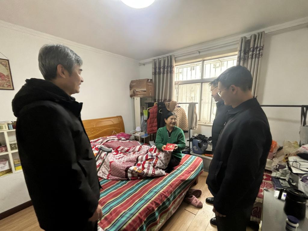 16373